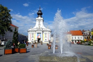 rynek w wadowicach, po prawej muzeum dom rodzinny ojca świętego jana pawła drugiego, po lewej bazylika